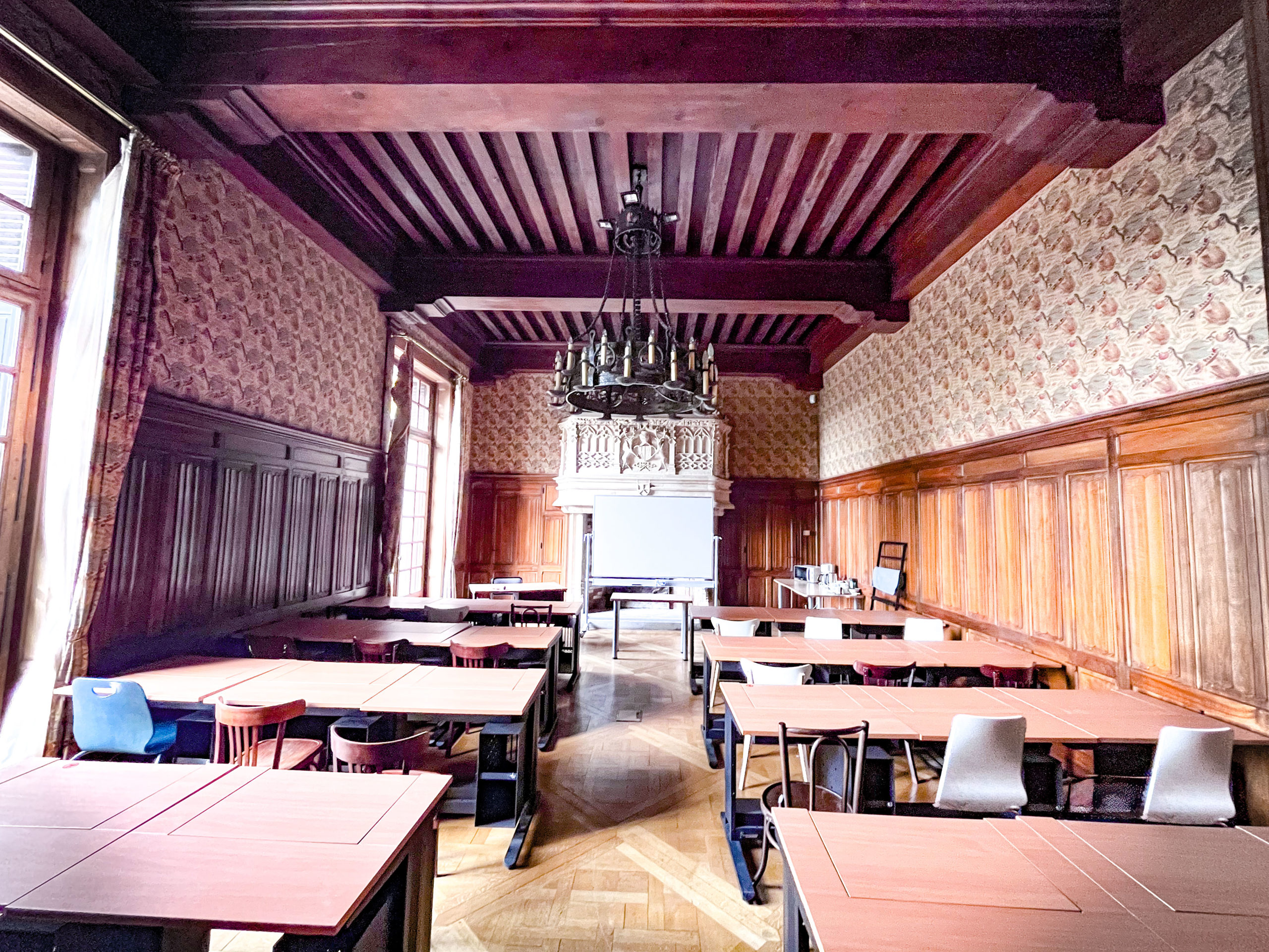 Salle de séminaire du DanaeCare Lab configurée pour une formation