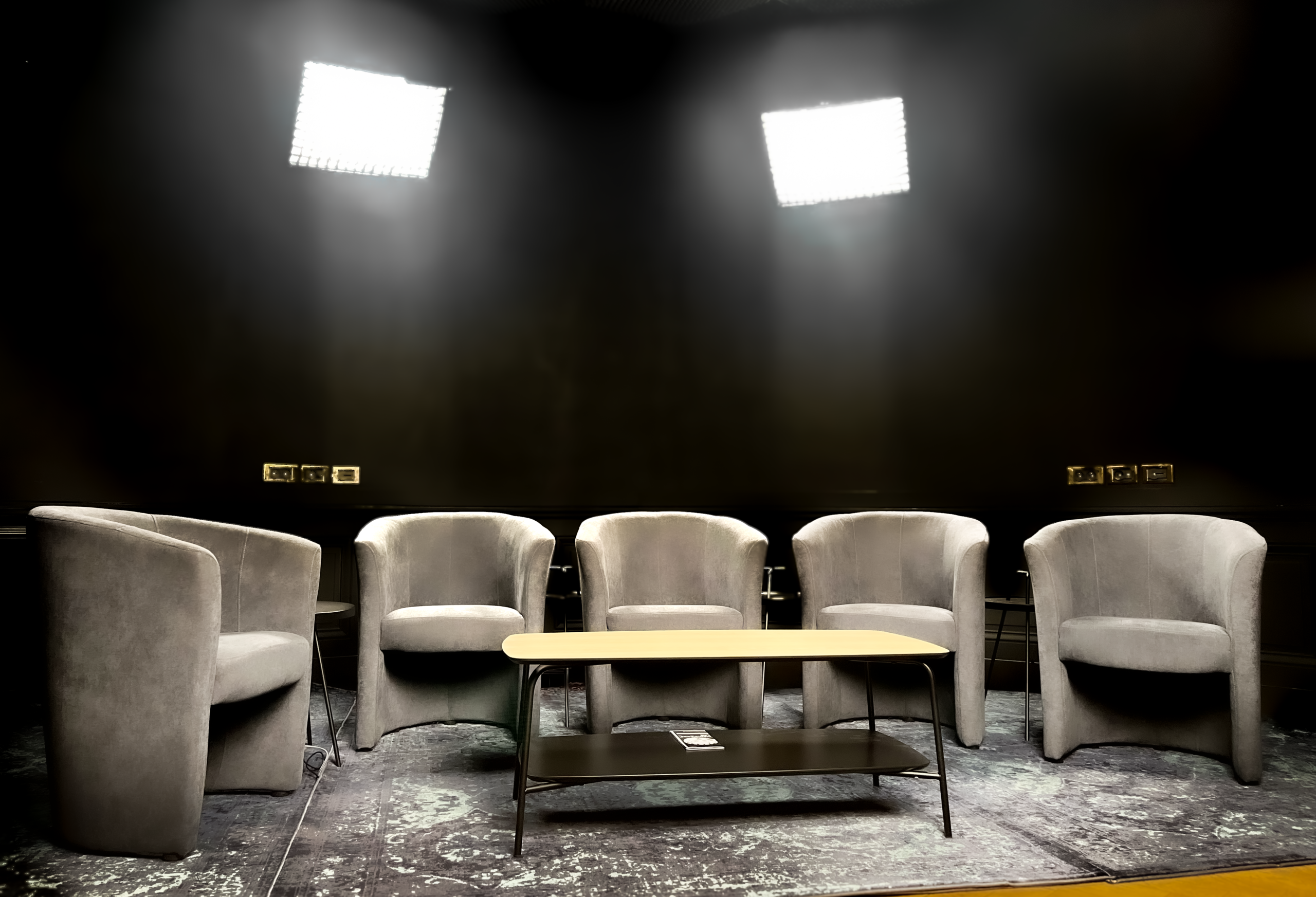 Plateau du MédiaCare Lab avec fauteuils et éclairage studio
