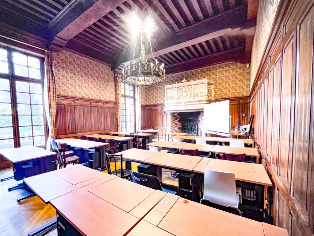 Salle de séminaire du DanaeCare Lab avec tables de formation et boiseries