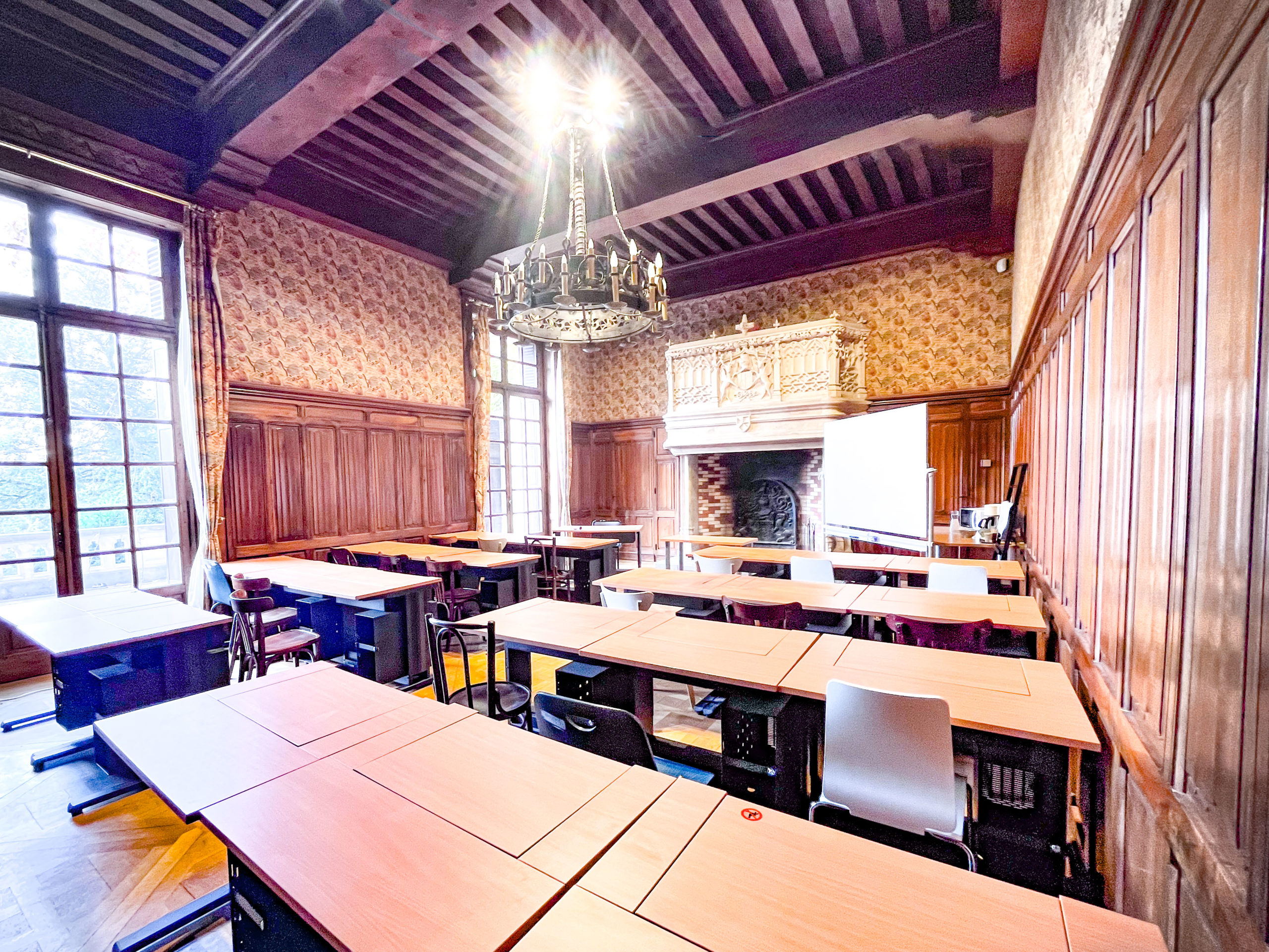 Salle de séminaire du DanaeCare Lab avec tables de formation et boiseries