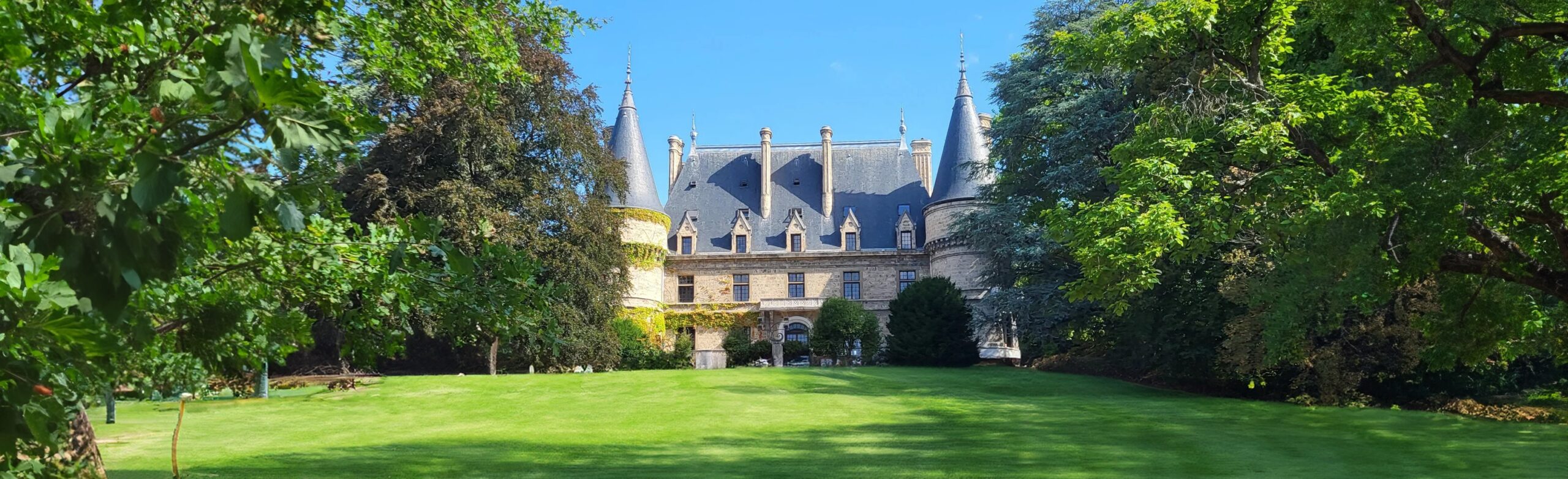 Vue du parc et du château du DanaeCare Lab