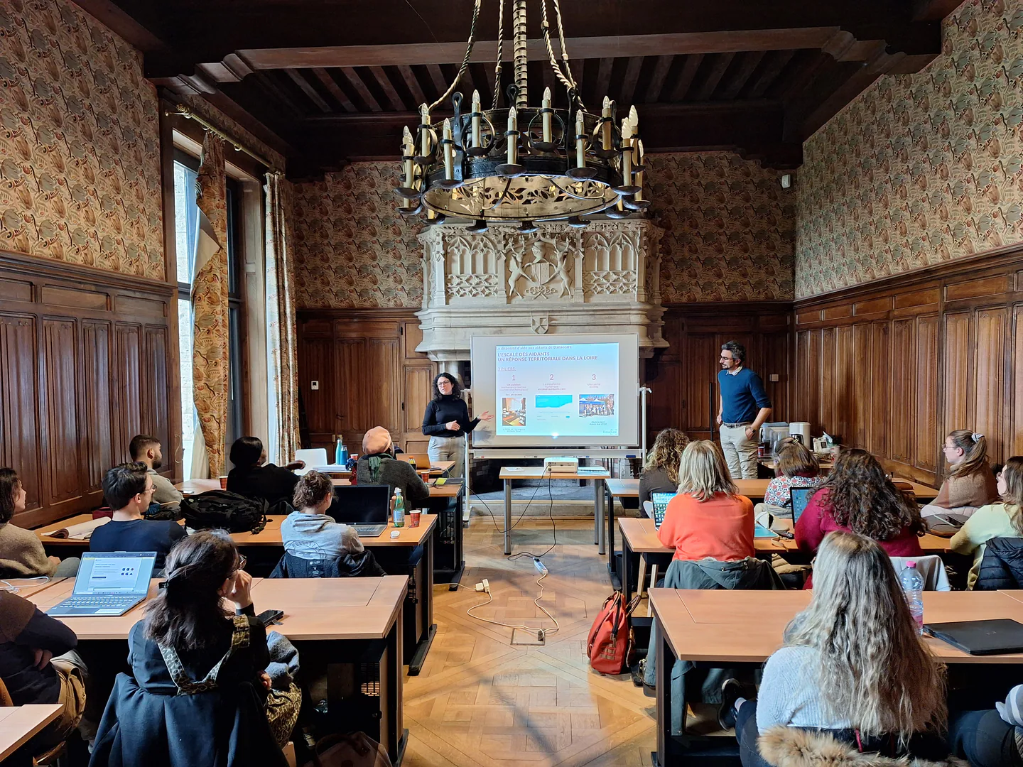 Cours du D.U. Santé et Jardins dans une salle universitaire
